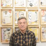 Guillermo llegó a exponer su obra en algunas galerías madrileñas. En la foto, posa con unos «collage» que expuso en junio pero no logró vender ninguno