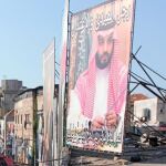 Un cartel del príncipe saudí Bin Salman, ayer en Trípoli (Líbano)
