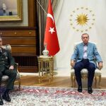 El presidente turco, Recep Tayyip Erdogan, durante un encuentro con el jefe del Estado Mayor, el general Hulusi Akar, ayer en Ankara