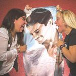 Mariné y Alicia con un póster de Alejandro Sanz / Foto: Alberto R. Roldán