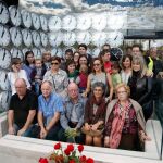 Los miembros de la Asociación de Víctimas del Accidente de Metro de Valencia posan en el monumento «Prime time»