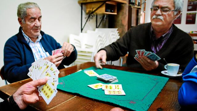 Robres forma parte de los pueblos de la España vacía. La mayoría de sus habitantes están jubilados y los jóvenes han migrado; aunque sí hay un colegio con 30 alumnos y una guardería con seis niños