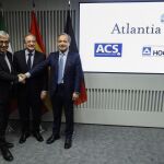 El presidente de ACS, Florentino Pérez (c); el consejero delegado de Atlantia, Giovanni Castelluci (i), y el presidente de Hochtief, Marcelino Fernández Verdes (d), durante la rueda de prensa ofrecida hoy.