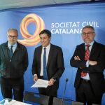 En el centro, el presidente de SCC, José Rosiñol, acompañado de su vocal Manuel Miró, y del abogado Ramon de Veciana