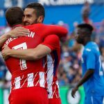 Koke Resurrección recibe la felicitación de Griezmann (i), tras marcar el primer gol en el partido. EFE/Emilio Naranjo