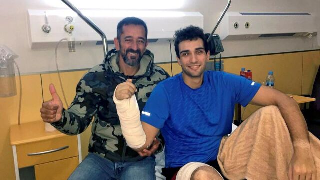 El doctor Pedro Cavadas, posa junto al marine estadounidense que sufrió un accidente en un submarino y al que consiguió reimplantarle la mano / Efe