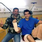 El doctor Pedro Cavadas, posa junto al marine estadounidense que sufrió un accidente en un submarino y al que consiguió reimplantarle la mano / Efe