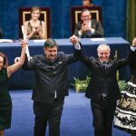 El presidente mundial de Aldeas Infantiles SOS, Siddhartha Kaul (2i), y el presidente ejecutivo en España, Pedro Puig Pérez (2d), junto a María José González, madre SOS (i), y Raquel López Álvarez (d), que pasó su infancia en un hogar de esta organización