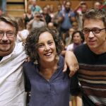 Iñigo Errejón, junto al portavoz parlamentario de En Comú Podem, Xavi Doménech, y la secretaria general del partido en Euskadi, Nagua Alba, durante el acto electoral para los comicios vascos, celebrado hoy en Bilbao.