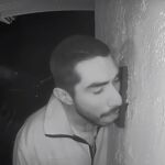 El individuo apareció ante la entrada del domicilio y empezó a pasar su lengua sobre el timbre / YouTube
