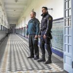 El sargento 1º José Silva y el polícía nacional José González, ayer, en el centro de estudios policiales de Madrid
