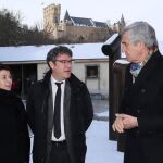 El ministro Álvaro Nadal junto a Clara Luquero y José Luis Rivas, en Segovia