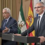 El vicepresidente de la Junta (izda.), junto al consejero de Cultura, ayer