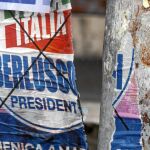 Un cartel electoral del partido de Berlusconi, Forza Italia, ayer en Roma