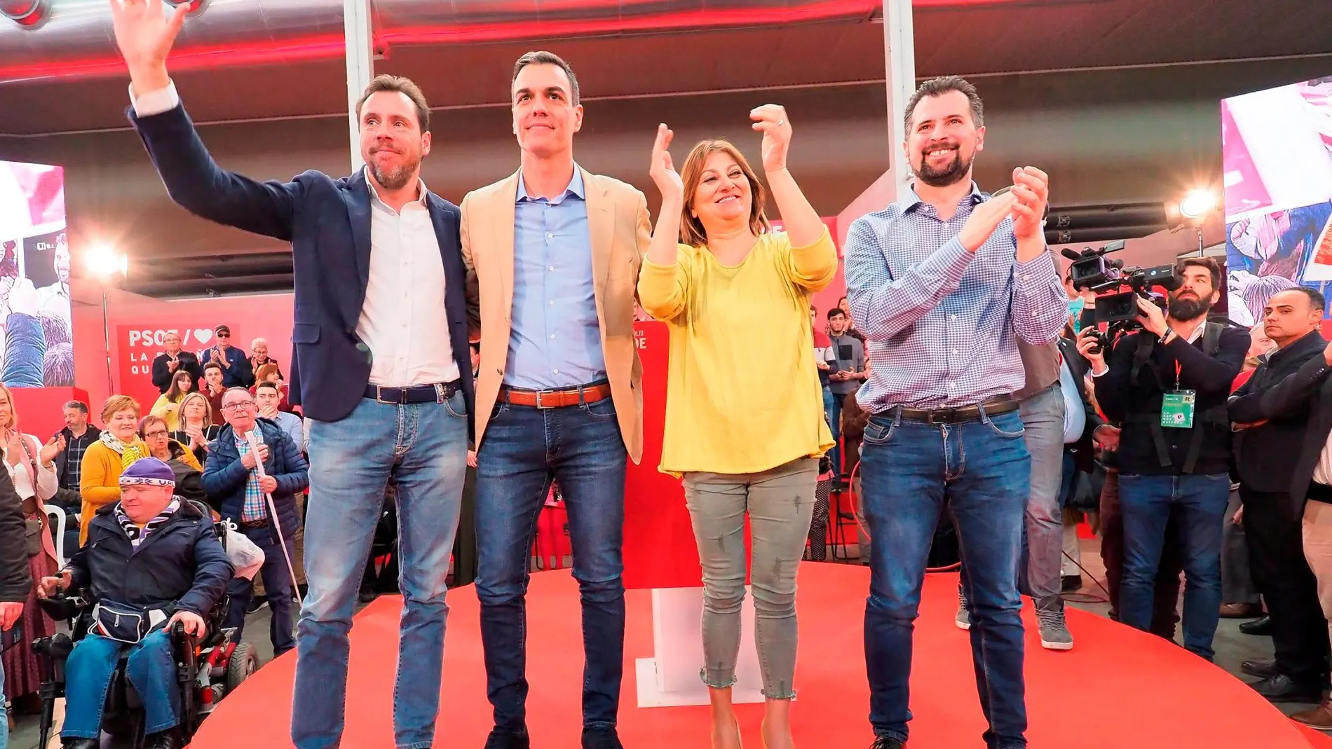 Óscar Puente, Pedro Sánchez, Teresa López y Luis Tudanca saludan a los simpatizantes que se acercaron a escucharles