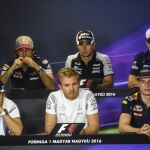 (arriba, i-d) El piloto español de Fórmula Uno, Carlos Sainz, de Toro Rosso, el mexicano Sergio Pérez, de Force India, y el sueco Marcus Ericsson, de Sauber; (abajo, i-d) el brasileño Felipe Massa, de Williams, el alemán Nico Rosberg, de Mercedes AMG, y el holandés Max Verstappen, de Red Bull, durante una rueda de prensa en el circuito de Hungaroring
