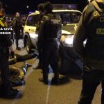 Tres agentes custodian a uno de los detenidos, tendido sobre el suelo