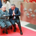 Ruiz-Gallardón, en la imagen junto a su antecesor Joaquín Leguina, ayer en la Puerta del Sol