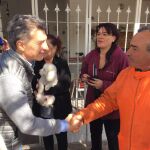 Macri con algunos de los vecinos a los que saludó