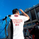 Aficionados Boca Juniors y River Plate se concentran en las inmediaciones del Santiago Bernabéu / EFE