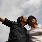 Pablo Iglesias besa a Teresa Rodriguez, durante un acto de la campaña electoral andaluza en 2015.