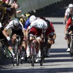 El ciclista eslovaco del equipo Bora Hansgrohe Peter Sagan (2i) empuja al inglés del equipo Dimension Data Mark Cavendish (i) durante el esprint final de la 4ª etapa del Tour de Francia.