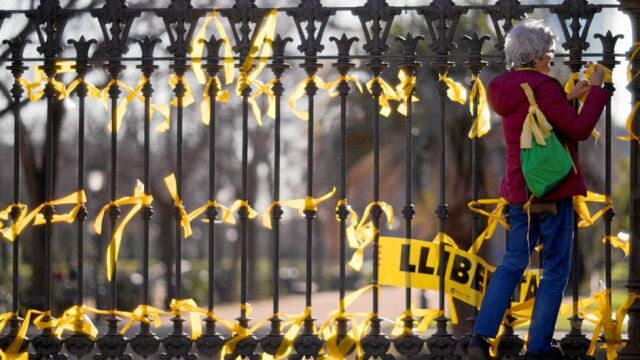 Las afueras del Parc de la Ciutadella presencia la pugna entre jubilados soberanistas que cualgan lazos en las vallas y los que reclaman un Govern que gobierne para todos