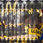Las afueras del Parc de la Ciutadella presencia la pugna entre jubilados soberanistas que cualgan lazos en las vallas y los que reclaman un Govern que gobierne para todos