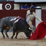 Juan Bautista toreando al natural en la segunda de la Feria de San Isidro. Foto: Rubén Mondelo