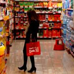 Una mujer compra en un establecimiento de DIA