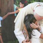 El Papa Francisco abraza a una niña de un hospicio en Puerto Maldonado (Perú)