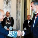 El juez Pablo Llarena saluda al Rey en abril del año pasado en el acto de entrega de despachos celebrado en Barcelona