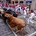 Cuarto encierro, rápido (2:15) y limpio, de los toros de Fuente Ymbro / REUTERS