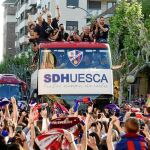 Los jugadores celebran el ascenso junto a la afición por las calles de la capital oscense