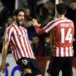 El jugador del Athletic de Bilbao Raúl García (i) celebra con Susaeta tras marcar el segundo gol ante el Racing de Santander