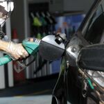 Un conductor reposta en una gasolinera de Madrid