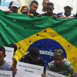 Amigos y familiares rinden homenaje a las víctimas en el funeral