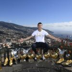 CR7 posa con 15 de sus más importantes premios individuales.