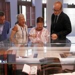 Luisa Pastor observa uno de los 400 documentos que conforman la exposición