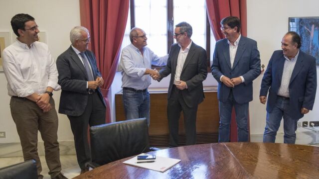 Las delegaciones del PSOE y de Ciudadanos, integradas por Mario Jiménez, Manuel Jiménez Barrios, Juan Cornejo, Jose Manuel Villegas, Juan Marín y Manuel Buzón, al comienzo de la reunión extraordinaria del comité de seguimiento del acuerdo de investidura de ambas formaciones políticas, cuando el pacto contemplaba una reducción de centros directivos