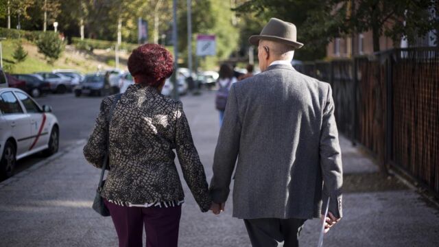 Una pareja de ancianos pasea por Madrid