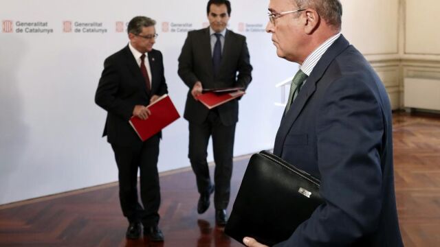 El coordinador del dispositivo policial del 1-O, Diego Pérez de los Cobos (d), el delegado del Gobierno en Cataluña, Enric Millo (i), y el secretario de Estado de Seguridad, José Antonio Nieto (c) ), en la rueda de prensa ofrecida tras la reunión de la Junta de Seguridad de Cataluña que ayer convocó de forma unilateral el presidente Puigdemont para intentar coordinar la seguridad de la jornada del 1-O.