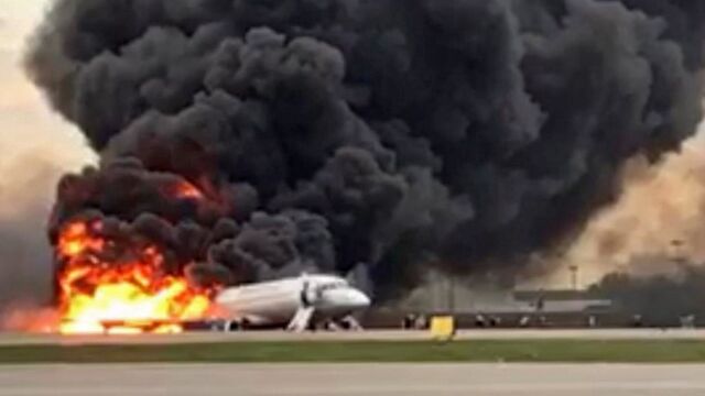 El avión aterrizó envuelto en llamas/Ap