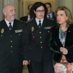 La delegada María José Salgueiro conversa con la nueva comisaria de Palencia, Montserrat Marín, y Jorge Zurita