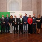 Foto de familia de galardonados y autoridades