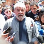 Fotografía del 2 de octubre de 2016 del expresidente de Brasil Luis Inácio Lula da Silva (c) ofrece declaraciones luego de votar, en Sao Paulo, Brasil.