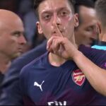 Ozil, mandando callar