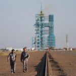 Al fondo, la nave que viajará mañana al espacio.