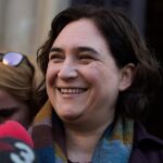 La alcaldesa de Barcelona, Ada Colau, atendiendo a los medios en el Conservatorio Municipal de Música