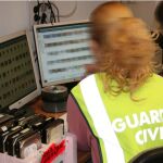 Agentes de la Guardia Civil revisan el contenido de varios ordenadores